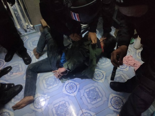 บุกจับชายคลุ้มคลั่งยานรกจับลูกสาวเป็นตัวประกัน