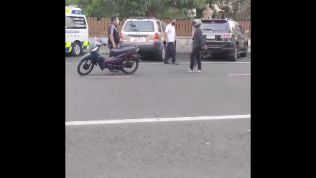 แชร์ว่อนโจ๋ห้าวเบิ้ล จยย.ยกล้อก่อกวนหน้ามูลนิธิวันละกว่า 10 รอบก่อนถูกล็อกตัวส่ง ตร.