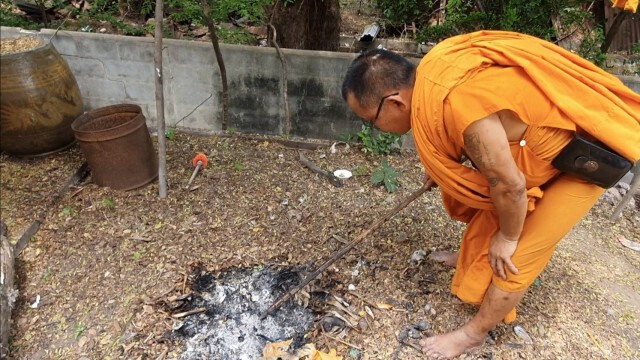 หลวงพ่อเผาขยะขวดแก้วระเบิด ปักเข้าลำคอหวิดมรณภาพ