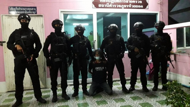 บุกจับชายคลุ้มคลั่งยานรกจับลูกสาวเป็นตัวประกัน