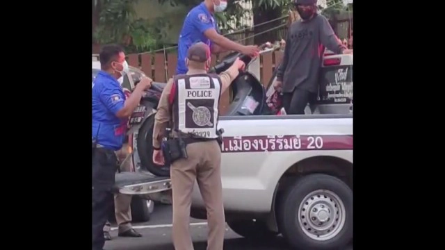 แชร์ว่อนโจ๋ห้าวเบิ้ล จยย.ยกล้อก่อกวนหน้ามูลนิธิวันละกว่า 10 รอบก่อนถูกล็อกตัวส่ง ตร.