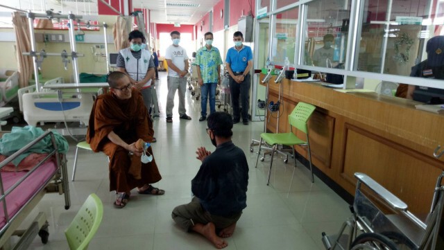 ชายวัย 56 ปีเครียดปีนระเบียงตึกผู้ป่วยโรงพยาบาลขู่โดดฆ่าตัวตาย