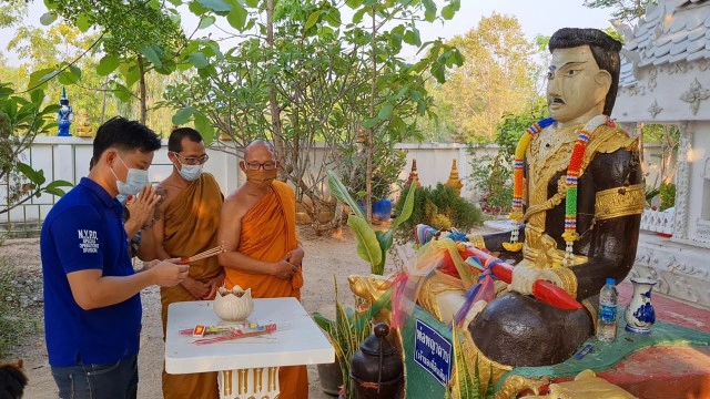 ภาพปริศนา!คล้ายคนนุ่งโจงกระเบน-ไม่เห็นหัว