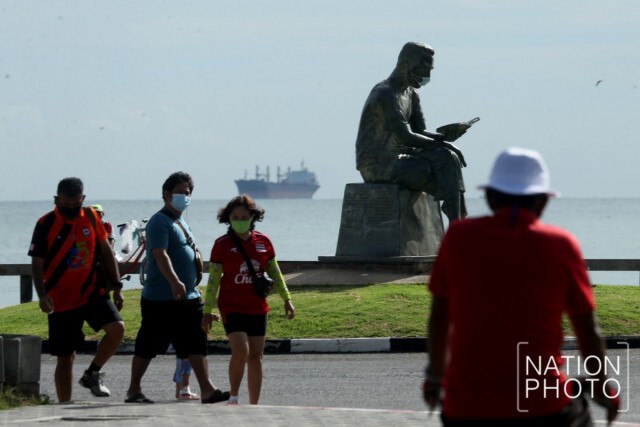 ปะติมากรรมสวมหน้ากากริมหาดชลาทัศน์