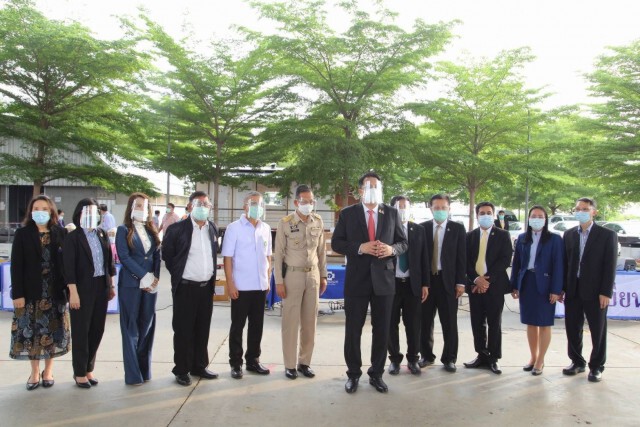 รมว.สุชาติ ลุยตรวจความพร้อมจุดตรวจคัดกรองโควิด-19 จ.ปทุมธานี