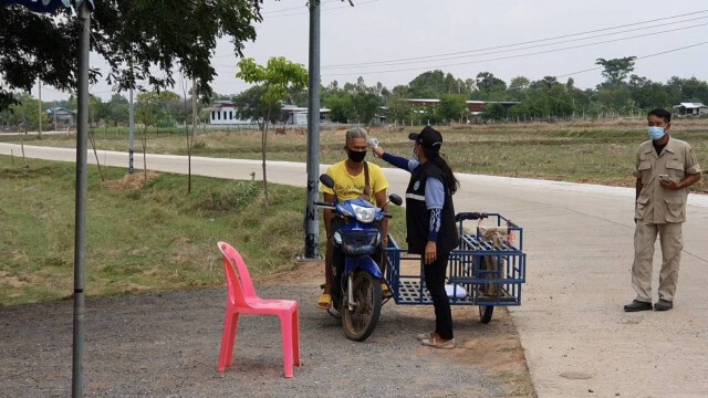 อ.ประทาย คุมพื้นที่บ้านหนองเดิ่น หลังพบผู้ติดเชื้อ 2 ราย