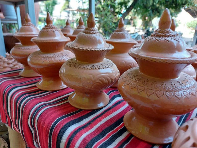 "เครื่องปั้นดินเผา"หัตถกรรมทำมือ