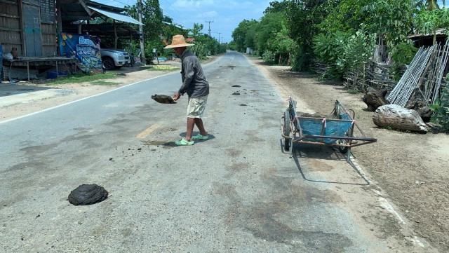 คุณตาอาสาเก็บขี้ควาย ทำความสะอาดถนนหลวงให้ฟรี