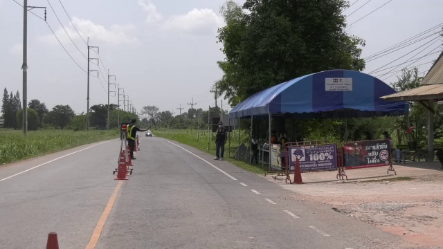 กำนันนำลูกบ้านตั้งด่านปิดถนน ไม่ให้กลุ่มเสี่ยงเข้าหมู่บ้าน
