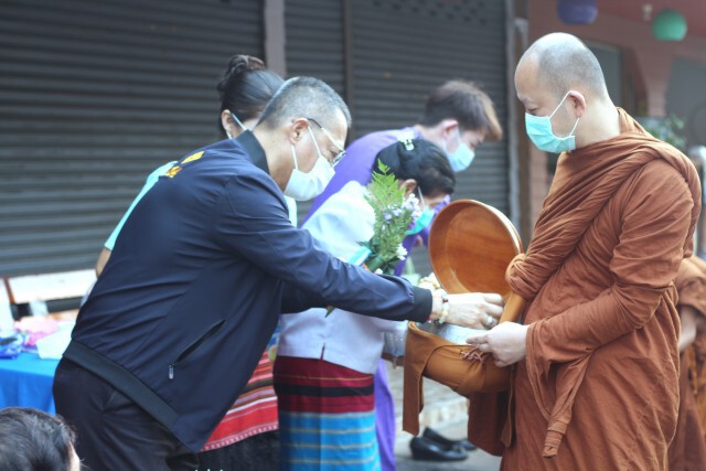 นำเณร85รูปรับบิณฑบาต-สร้างกำลังใจช่วงโควิด