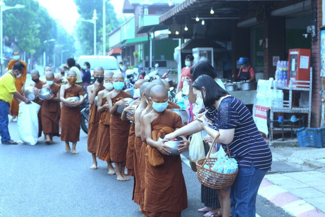 นำเณร85รูปรับบิณฑบาต-สร้างกำลังใจช่วงโควิด