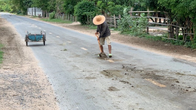 คุณตาอาสาเก็บขี้ควาย ทำความสะอาดถนนหลวงให้ฟรี