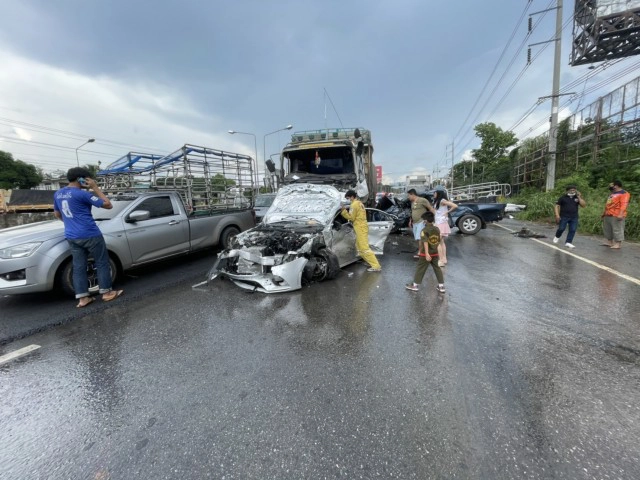 ชนวินาศ 2 รอบ 30 กว่าคันลงมอกลางดง