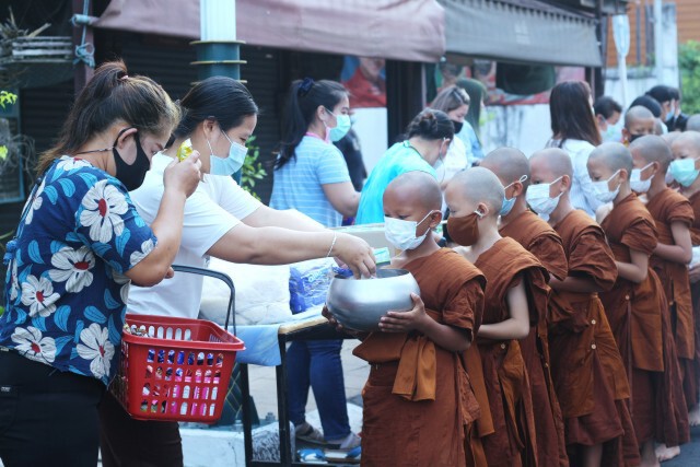 นำเณร85รูปรับบิณฑบาต-สร้างกำลังใจช่วงโควิด