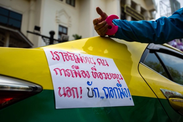 ประธานสมาพันธ์แรงงานแท็กซี่ไทย ค้าน"ศักดิ์สยาม"เตรียมออกกม.ให้แท็กซี่ป้ายดำ รับคนผ่านแอพพลิเคชั่นได้