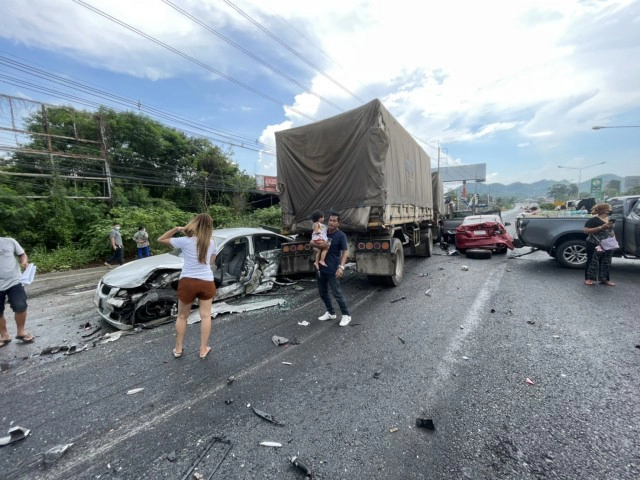 ชนวินาศ 2 รอบ 30 กว่าคันลงมอกลางดง