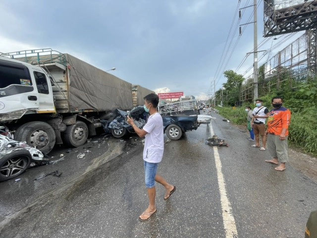 ชนวินาศ 2 รอบ 30 กว่าคันลงมอกลางดง