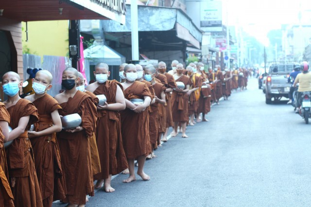 นำเณร85รูปรับบิณฑบาต-สร้างกำลังใจช่วงโควิด