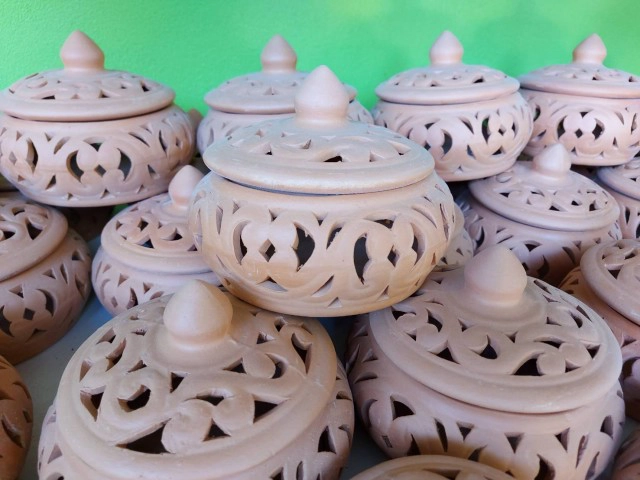 "เครื่องปั้นดินเผา"หัตถกรรมทำมือ