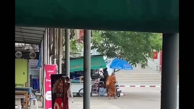 พระแปลงร่างเข้าไปรษณีย์เดินออกมาเป็นคนธรรมดา