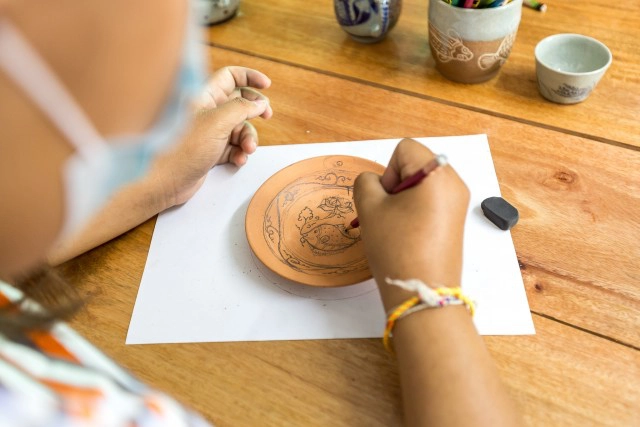 อดีตครูสาวอนุรักษ์งานศิลป์"ลวดลายสังคโลก"