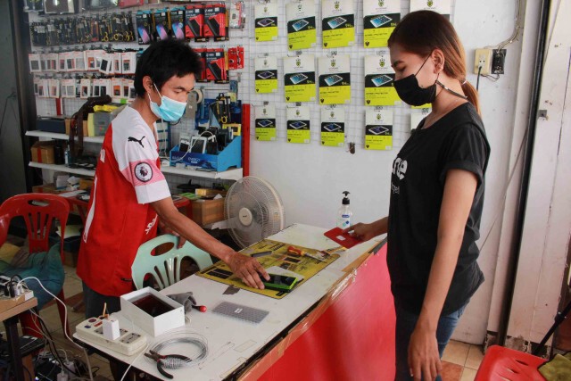 เตือนภัย!กล้องวงจรปิดจับภาพ2โจรขโมยมือถือร้านขายโทรศัพท์