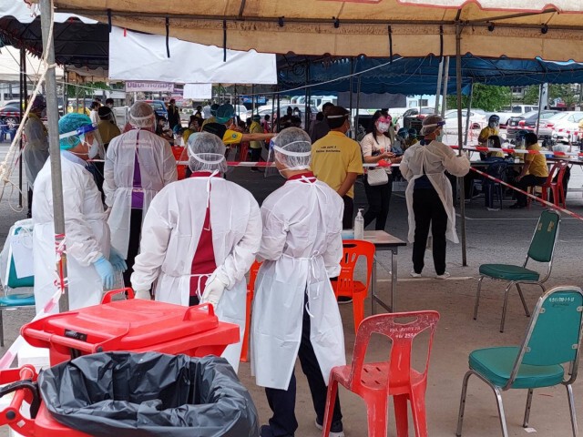 ชาวโคราชนับพันคน แห่ตรวจเชิงรุกกับรถเก็บตัวอย่างชีวนิรภัย