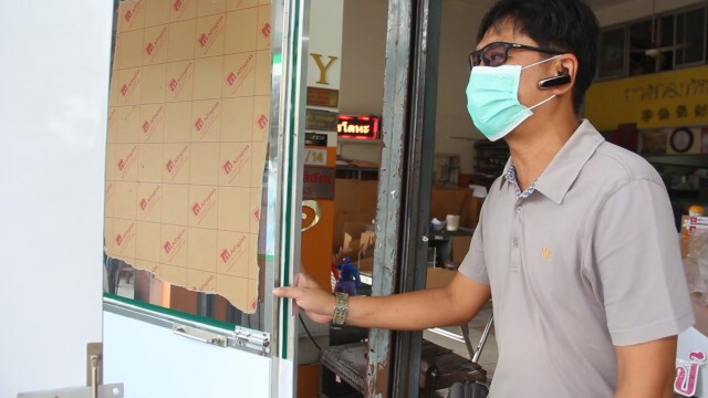 เจ้าของร้านป้ายและเพื่อนลงขันสร้างตู้ตรวจโควิดแบบสนามช่วยหมอพยาบาล