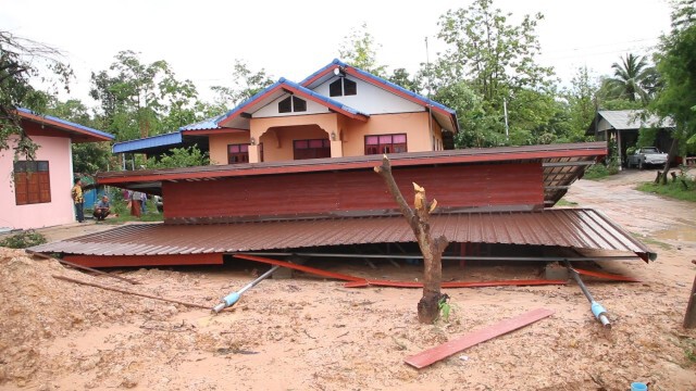 พายุฤดูร้อนถล่มพัดบ้านเรือนและโรงเรียนเสียหาย