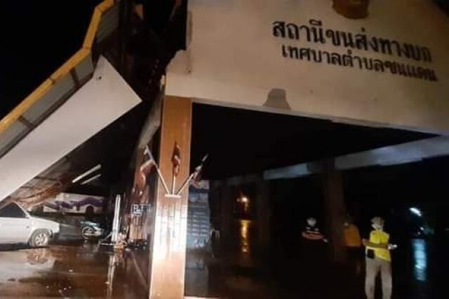 พายุโซนร้อนถล่มยับ 2 อำเภอ โรงเรียน-สถานีขนส่งฯ เสียหายยับ