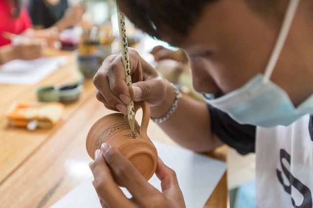 อดีตครูสาวอนุรักษ์งานศิลป์"ลวดลายสังคโลก"