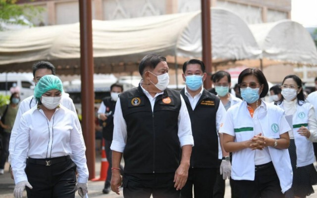กทม.นำรถพระราชทานตรวจโควิด-19 เชิงรุกเขตคลองเตย พบผู้ติดเชื้อแล้ว 30 ราย