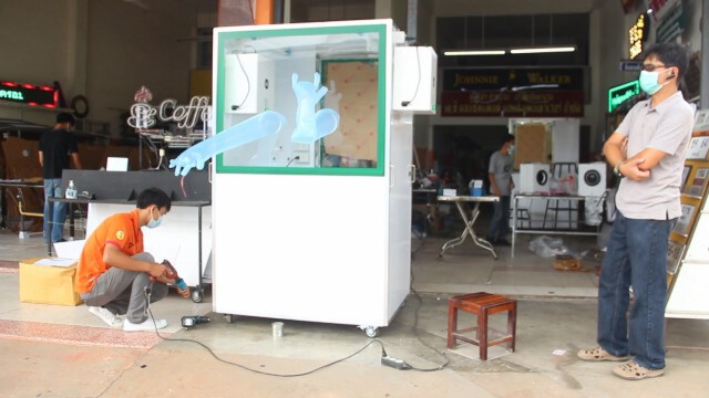 เจ้าของร้านป้ายและเพื่อนลงขันสร้างตู้ตรวจโควิดแบบสนามช่วยหมอพยาบาล
