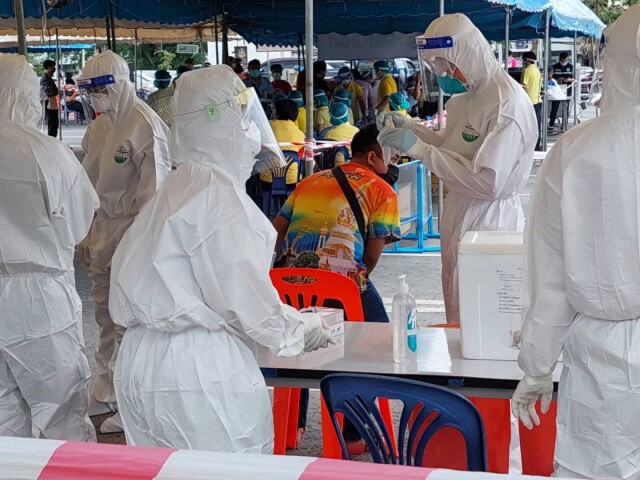 ชาวโคราชนับพันคน แห่ตรวจเชิงรุกกับรถเก็บตัวอย่างชีวนิรภัย