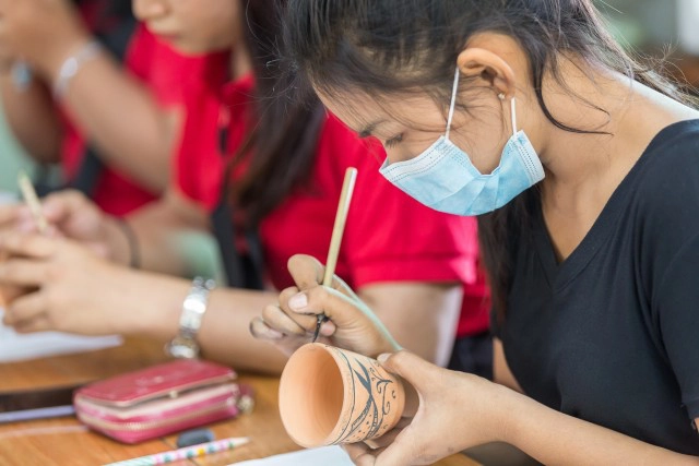 อดีตครูสาวอนุรักษ์งานศิลป์"ลวดลายสังคโลก"