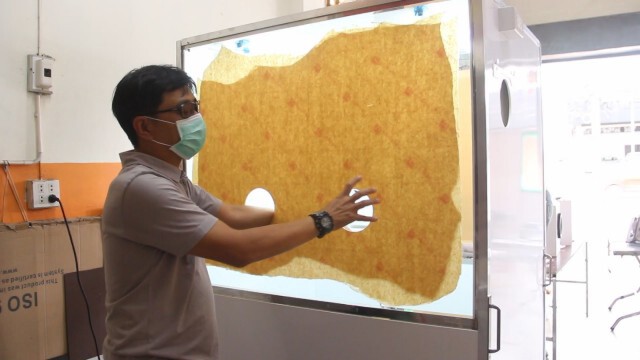 เจ้าของร้านป้ายและเพื่อนลงขันสร้างตู้ตรวจโควิดแบบสนามช่วยหมอพยาบาล