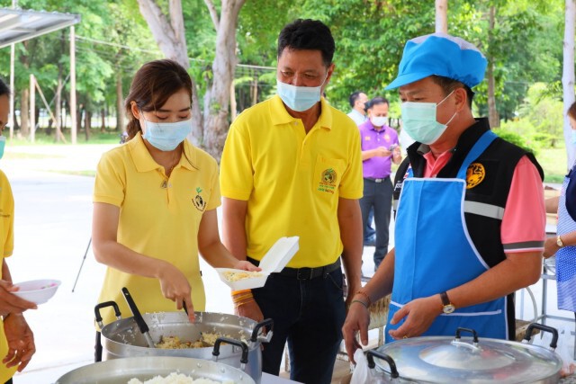 ผู้ว่าฯมาเองจับตะหลิวเปิดโรงครัวช่วยประชาชน
