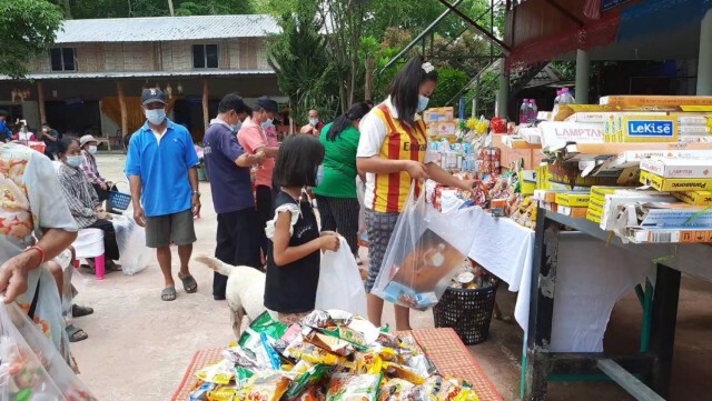 พระเปิด"ตู้ปันสุข"บรรเทาโควิด