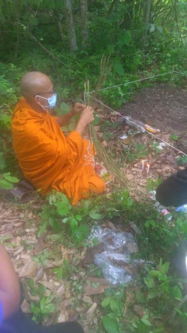 หาของป่าเจอหลุมฝังศพคล้ายถูกสะกดวิญญาณนิมนต์พระทำพิธีปลดปล่อย