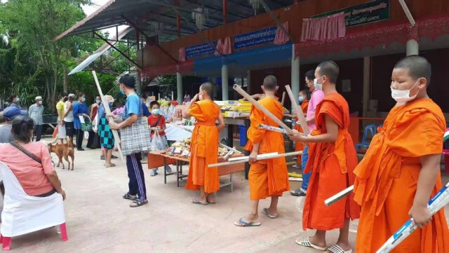 พระเปิด"ตู้ปันสุข"บรรเทาโควิด