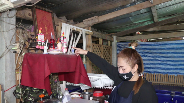 โจรแสบแอบย่องเบาขโมยของร้านขายกาแฟ