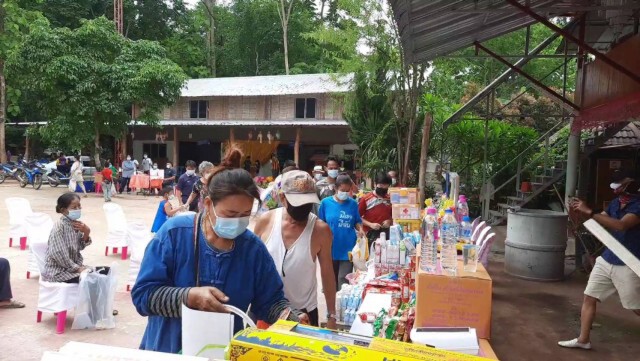 พระเปิด"ตู้ปันสุข"บรรเทาโควิด
