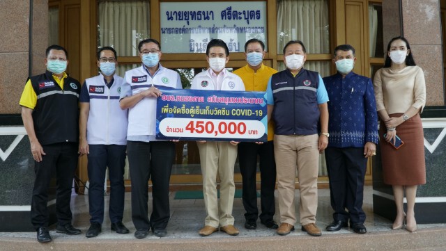 อบจ.มอบเงิน 4.5 แสนซื้อตู้เก็บวัคซีน