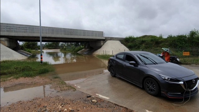 จมอีก เก๋งมุดทางลอดรถไฟโคราชเกือบมิด