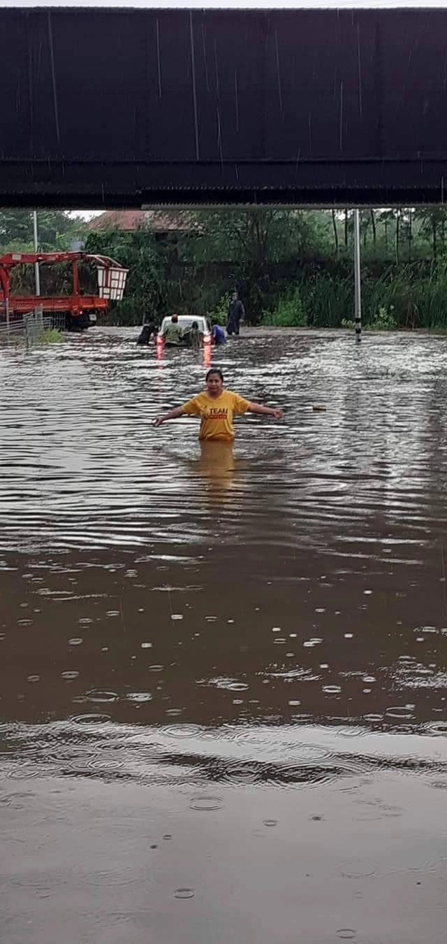จมอีก เก๋งมุดทางลอดรถไฟโคราชเกือบมิด