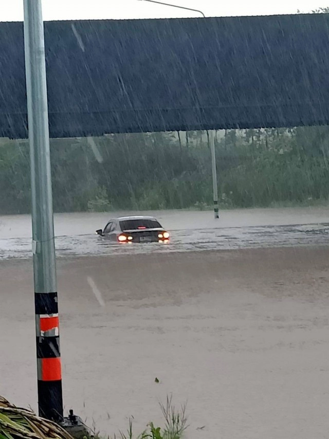 จมอีก เก๋งมุดทางลอดรถไฟโคราชเกือบมิด