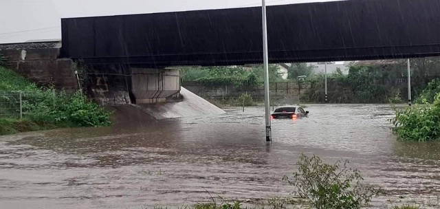 จมอีก เก๋งมุดทางลอดรถไฟโคราชเกือบมิด