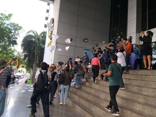 ศาลวุ่นหนัก ม็อบสามนิ้ว ตะโกนลั่นต่อว่า รองอธิบดีผู้พิพากษา พร้อมโปรยกระดาษรายชื่อเกลื่อนศาล