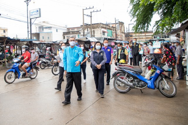 ผู้ว่าฯสุโขทัยตรวจตลาด-กำชับสวมหน้ากาก