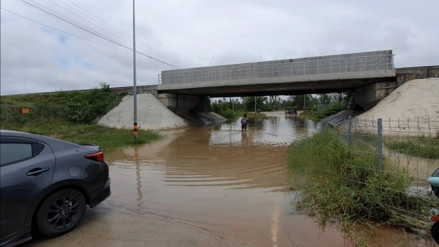 จมอีก เก๋งมุดทางลอดรถไฟโคราชเกือบมิด
